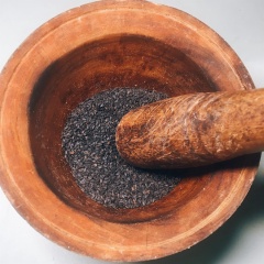 Đổ mè đen ra cối đâm nhuyễn. Nếu nhà có máy xay thì bạn nên dùng máy nhé. Mè đen càng nhuyễn càng tốt. Nhuyễn vừa bột sẽ ngon hơn. Mình dùng cối nên mè chỉ nát phần nào thôi.