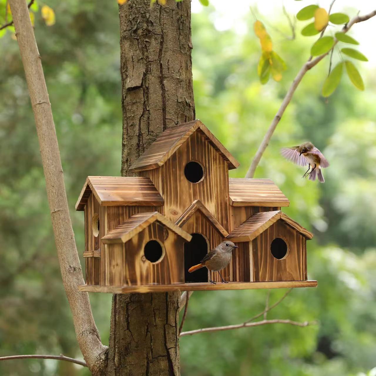 Dekoratives Vogelhaus aus Holz im Landhausstil