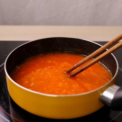 Làm sốt cam: Trộn đều trong chén 200ml nước cam vàng, 1 muỗng canh ượu trắng, 1 muỗng canh tương cà, 1 muỗng canh tương ớt và 2 muỗng canh đường. Bắc chảo mới lên bếp cho 15gr bơ lạt vào đun chảy, phi thơm 10gr gừng và 10gr tỏi băm cho thơm. Cho nước cam đã pha vào nấu sôi, sau đó cho bột bắp vào khuấy đến khi sốt sệt thì tắt bếp.