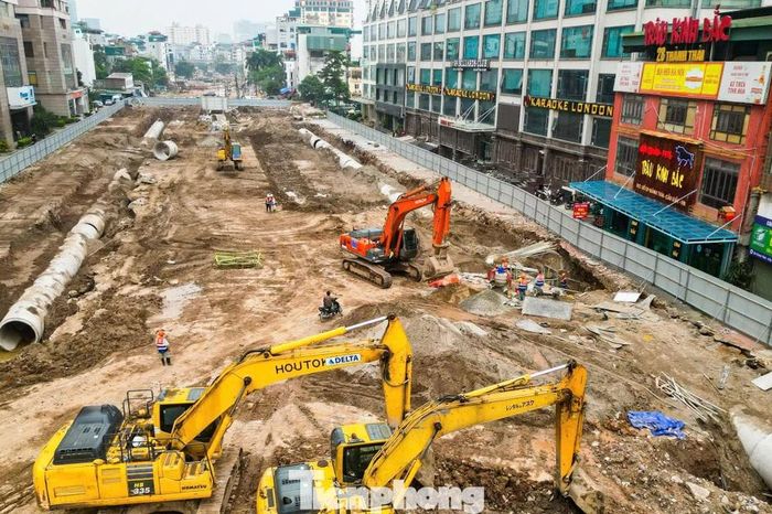 Cận cảnh tiến độ thi công khẩn cấp đường Vành đai 2,5 đoạn qua Cầu Giấy - Báo Tiền Phong