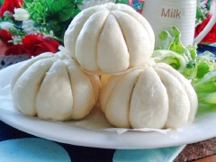 Bánh bao hình quả bí đỏ với hình dang đẹp mắt. Bánh nở xốp đều, nhân thịt gà xay cùng nấm mèo, miến dong đậm đà béo thơm, thích hợp ăn sáng và ăn lót dạ khi đói.
