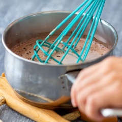 Đun sôi sữa cho đến khi nóng, tắt lửa, cho bột cacao vào khuấy đều cho đến khi bột tan và hỗn hợp hòa quyện. Rót cho bơ đậu phộng và siro đường đường vào trộn đều là hoàn thành.