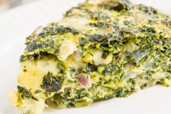 Cẩn thận rót hỗn hợp vừa trộn vào trong đĩa nướng. Nướng bánh quiche trong khoảng 30 phút rồi bỏ ra khỏi lò, thưởng thức ngay khi còn nóng.