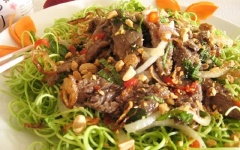 Trộn rau muống, hành và 1 ít rau thơm cho đều, để vào đĩa. Sắp thịt bò lên mặt, rưới nước mắm tỏi ớt lên trên, rải rau thơm, đậu phộng lên trên. Khi ăn trộn đều.