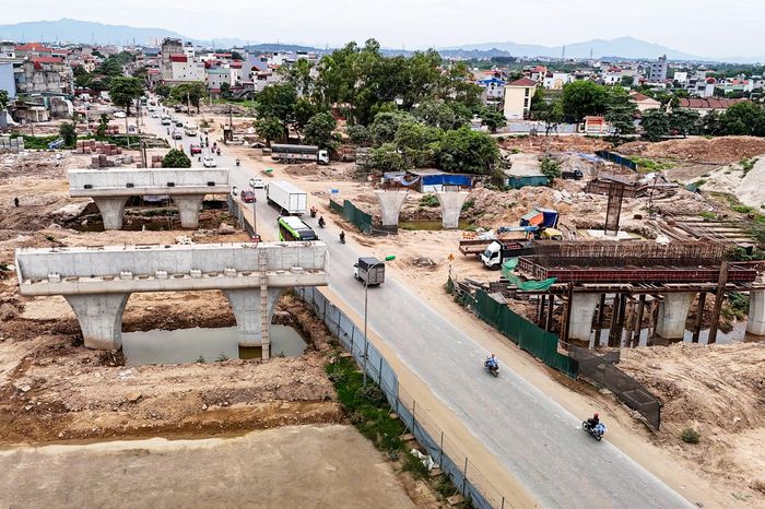 Loạt trụ cầu vượt dần thành hình tại nút giao Vành đai 4 - Quốc lộ 6 - Báo VTC News