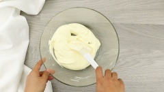 Đánh kem 100gr whipping với 6gr đường cho bông mềm. Sau đó bạn cho 70gr kem đã bông vào tô phô mai, còn lại 30gr cho ra chén rồi bọc lại, giữ lạnh đế kết dính bánh vào bước cuối cùng nhé! Đổ kem lên tầng trên cùng của chiếc bánh rồi bọc lại, cho vào tủ lạnh ít nhất 2 tiếng. Nếu có thời gian bạn nên để qua đêm, bánh sẽ đứng form, lạnh và ngon hơn rất nhiều.