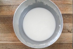Hòa tan tinh bột khoai tây và nước trong một cái bát. Để yên trong khoảng 1 giờ cho đến khi tinh bột chìm xuống đáy, bỏ phần nước trong bên trên. Cho lòng trắng trứng vào và trộn đều lên. Làm nước mắm chua ngọt: 200ml nước ép thơm, 30g đường, 3 muỗng canh nước tương, 2 muỗng canh giấm táo, 2 muỗng canh tinh bột khoai tây (hoặc bột bắp), 2 muỗng canh nước, hòa tan đều.