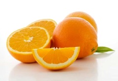 Cam nên chọn những trái cuốn còn tươi thì cam mới, còn các cuốn bị héo và hơi nổi mốc là cam đã để lâu ngày. Bổ đôi cam theo chiều ngang, vắt lấy nước. Cho nước cam vừa vắt vào máy xay sinh tố cùng 2 muỗng canh đường, 1/2 muỗng cà phê muối, 3 muỗng cà phê vani, 1 muỗng cà phê nước cốt chanh và khoảng 150ml kem sữa tươi, xay cho đến khi các nguyên liệu hòa quyện với nhau thành một hỗn hợp đồng nhất.