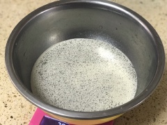 Pha 220ml nước ấm và 3g men nở trong 1 phút. Sau đó, thêm 220g bột gạo và 30g đường trắng và khuấy thành bột mịn.