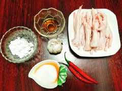 Cắt bỏ móng, rửa sạch chân gà bằng phèn hoặc 1 chút giấm và muối. Chặt chân gà làm 2 đoạn rồi đem luộc sơ khoảng 1 phút thì vớt ra, để ráo nước. Cho chân gà vào tô rồi thêm bột năng, lấy đĩa đậy miệng tô lại, xóc đều. Làm nóng chảo dầu rồi cho chân gà vào chiên ngập dầu. Khi thấy chân gà vàng ruộm đều thì gắp ra để ráo.