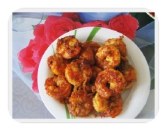 Thêm 1/4 muỗng cà phê tiêu và nấu cho tôm chín, nước sệt lại .Chỉ đơn giản vậy thôi  là các bạn có món ngon cho gia đình rồi , đặc biệt nếu dùng nồi đất sẽ khiến cho món ăn thêm hấp dẫn.