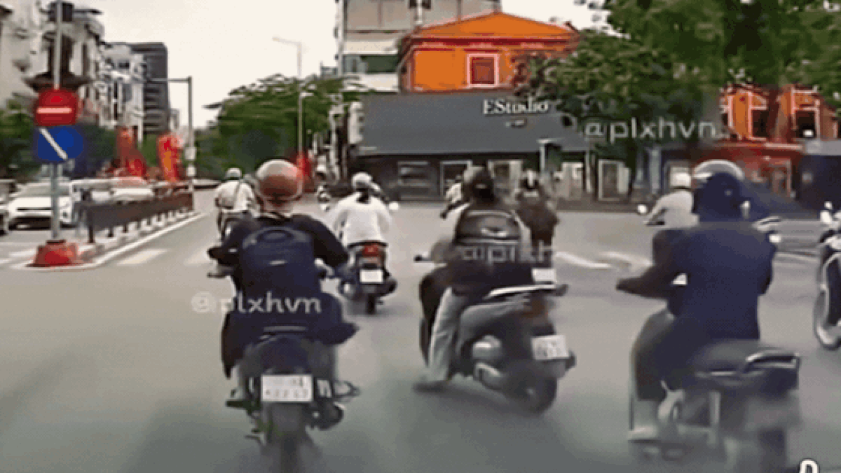 Cô gái phóng xe tạt đầu khiến loạt xe máy ngã liên hoàn giữa ngã tư - Báo Sức Khỏe &amp; Đời Sống
