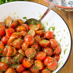 Cà chua bi rửa sạch, thái đôi. Làm sốt Pesto bằng cách cho tất cả cá nguyên liệu còn lại vào máy xay sinh tố, xay nhuyễn. Trút sốt ra trộn đều với cà chua bị là xong.