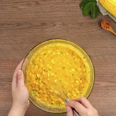 Sau đó, cho tiếp vào 300gr hạt bắp mỹ, 200gr thịt heo xay, 1 muỗng canh hạt nêm tiếp tục trộn đều hỗn hỗn.
