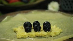 Sau khi chuẩn bị đầy đủ tất cả, chúng ta bắt đầu bước cuốn bánh crepe nhé! Với bánh crepe sầu riêng, bạn cho một lớp sầu riêng rồi đến một lớp kem. Với crepe trái cây thì bạn đặt theo thứ tự 1 lớp sầu riêng, một lớp dâu, đến 1 lớp kem tươi. Sáu đó gấp 2 bên mép trái phải lại với nhau, cuối cùng đến 2 mép trên dưới là hoàn tất.