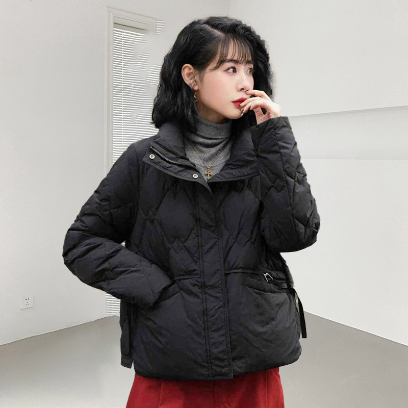 Short, insulated women's down jacket