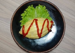 Bày trí Omurice - Cơm bọc trứng Nhật Bản: Lấy dĩa và úp khuôn trứng bọc cơm chuyển sang nằm giữa đĩa (ví dụ như hình đĩa trắng). Rưới tương cà lên thành phẩm nhưng với lượng hơi nhiều vì cơm bọc trứng ăn cùng tương cà mới đúng vị. Trang trí thêm ít xà lách + cà chua ăn kèm cho có rau xanh tùy thích. Yummy !!
