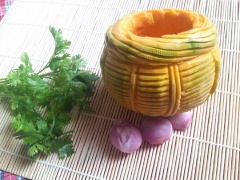 Bí đỏ cắt lấy phần phía bầu tròn, khoét bỏ hột, tỉa cho đẹp.