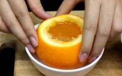Múc hỗn hợp rau câu vào bên trong trái cam, để nguội. Đặt trong 1 cái chén để cố định.