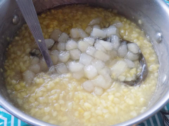 Cho vào nồi 1 lít nước, 100g đường trắng và 30g đường nâu, lá dứa, nấu sôi 5-7 phút. Hòa tan 40g bột năng với 100ml nước rồi đổ từ từ hỗn hợp bột năng đã hòa với nước vào khuấy liên tục cho nước trong sánh. Cuối cùng cho đậu xanh đã hấp, bưởi và muối vào nhẹ nhàng khuấy đều khoảng 3 phút thì tắt bếp. Bây giờ bạn cho nước hoa bưởi vào đảo nhẹ là hoàn tất.
