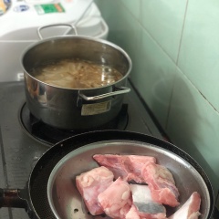 Nấu sôi nước me và măng, hớt bớt bọt nổi trên mặt để nước canh được trong. Cho cá basa đã làm sạch vào nấu chín, để canh sôi thêm 1 lần nữa thì cho cà chua vào.