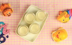 Rót váng sữa cho bé vào những lọ thủy tinh có nắp, đợi váng sữa nguội rồi cất vào tủ lạnh khoảng 3 - 4 giờ là váng sữa sệt lại có thể dùng được.