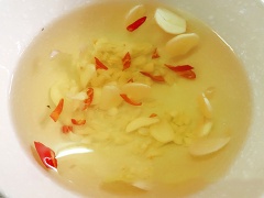 Trong tô lớn trộn đều 500ml nước sôi để nguội, 2 muỗng canh nước mắm, 2 muỗng canh giấm, 2 muỗng canh đường trắng. Sau khi pha xong có thể nếm lại cho phù hợp khẩu vị. Tiếp tục cho tỏi ớt vào cùng hỗn hợp.