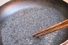 Đậu nành đem ngâm nước trong khoảng 4 tiếng cho nở. Dùng tay bóp nhẹ cho đậu tróc vỏ. Đãi sạch vỏ đậu. Mè đen rang chín thơm. Cho mè đen, đậu nành và 2 lít nước vào máy xay sinh tố, xay thật nhuyễn (nếu nhiều thì chia ra xay 2 lần).