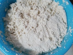 Rửa sạch đậu hũ trắng rồi lau khô nước. Cho đậu hũ trắng vào thau lớn, dùng tay bóp cho vỡ vụn các miếng đậu hũ, tiền hành nghiền cho đến khi đậu hũ được mịn như ý là được.