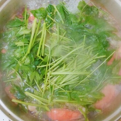 Cho ít dầu ăn và bật lửa, đảo cà chua đều tay. Đổ 1,5 lít nước vào đun cho sôi. Khi sôi cho nghêu vào. Tiếp tục để sôi 15p và nêm 3 muỗng canh nước mắm, 1 ít muối. Cuối cùng cho rau tần ô vào