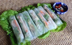 Vậy là món bún cuốn của chúng ta hoàn thành rồi nè. Mời mọi người vào xơi thôi. Món bún cuốn này không nên cuốn trước vì bánh tráng sẽ mềm nhũn rất khó ăn. Cùng ăn cùng chia sẻ với nhau thì mới đúng tinh thần của món ăn này đó. Chúc các bạn thật là ngon miệng nha.