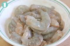 Tôm tươi rửa sạch, bóc vỏ, bỏ đầu và đuôi rồi rạch bỏ chỉ đen trên lưng tôm.