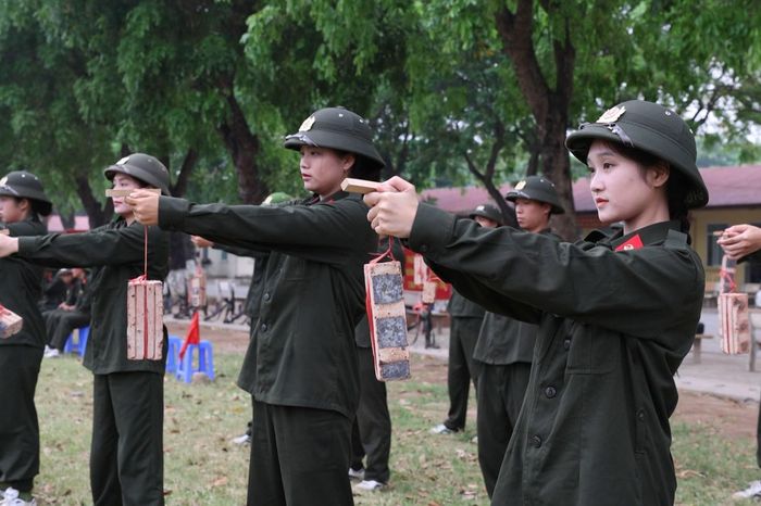 Những 'bóng hồng' đội nắng, bám thao trường Công an nhân dân - Đài Phát thanh và truyền hình Hà Nội