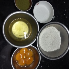 Bông lan matcha: Cân chung bột mì, bột bắp, bột nở, vani, bột matcha trộn đều hỗn hợp. Đường cân riêng, dầu ăn sữa tươi cân chung.
