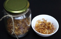 Cho hành phi ra chén, dùng kèm các món bún, phở, gỏi,... đều ngon. Nếu chưa dùng hết, cho vào hũ, đậy kín nắp dùng dần.