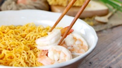 Thêm tương ớt (hoặc tương cà tùy sở thích) vào tô mì rồi trộn đều. Sắp xếp tôm, thịt bò, đầu hành trắng, hành phi và thành phần quan trọng là muối ớt xen kẽ lên tô mì trộn. Cuối cùng đặt trứng vào chính giữa.