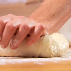 Cho bột mì, 1 muỗng cà phê muối, 20gr đường trắng, 5gr men nở vào tô to, trộn đều. Sữa tươi không đường nấu cho hơi ấm rồi cho vào bột, trộn đều. Nhào bột khoảng 10 phút thì cho 30gr bơ vào, nhào đến khi bột thành hỗn hợp dẻo mịn.