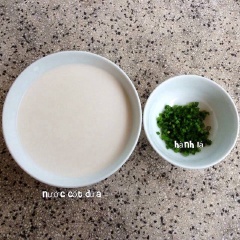 Rau mơ, lá mít rửa sạch để ráo. Dừa nạo cho ít nước sôi vào ngâm 5 phút , rồi nhồi đều, vắt lọc lấy 400ml nước cốt dừa. Hành lá cắt nhỏ.