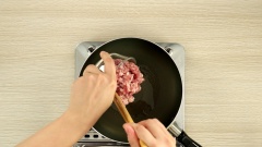 Cho 2 muỗng canh dầu ăn vào chảo, cho 200gr thịt heo xay vào xào chín, nêm 1/2 muỗng cà phê muối và 1/2 muỗng cà phê tiêu.