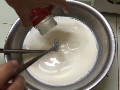 Sữa chua để ra ngoài cho mềm (thường được gọi là hũ cái). Dùng muỗng, múc hết sữa chua vào hỗn hợp nước. Dùng vá sạch đảo đều.