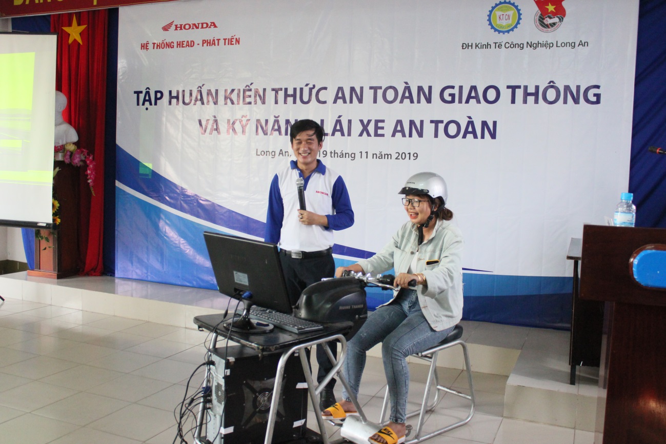 Sinh viên DLA thực hành kỹ năng lái xe trên máy tập RT