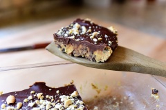 Khi ăn bạn nhớ cắt thành miếng nhỏ hình vuông hoặc hình chữ nhật nhé! Bánh chocolate không cần lò nướng vậy là đã hoàn thành rồi đó. Có thể rắc thêm một số hạt yêu thích để thêm ngon nhé. Cuối tuần các bạn có thể học cách làm bánh chocolate không cần lò nướng này để đãi gia đình nhé, các bé sẽ rất thích đó.