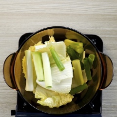 Nấu nước dùng phở: cho củ cải trắng (cắt khúc khoảng 2 cm), hành baro (cắt khúc khoảng 3 cm), bắp cải trắng (cắt khúc khoảng 3 cm), cải thảo (cắt khúc khoảng 4 - 5 cm) vào 1 cái nồi, sau đó cho nước lọc ngập rau củ, đậy nấp và hầm khoảng 30 - 35 phút. (sau đó có thể vớt hết rau củ và giữ lại phần nước dùng hoặc giữ lại rau củ đều được)