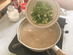 Sau đó chúng ta cho cần tây vào nấu thêm 3 phút nữa thì có thể thưởng thức rồi nhé. Rắc thêm 1 chút tiêu sẽ tăng thêm hương vị nhé!