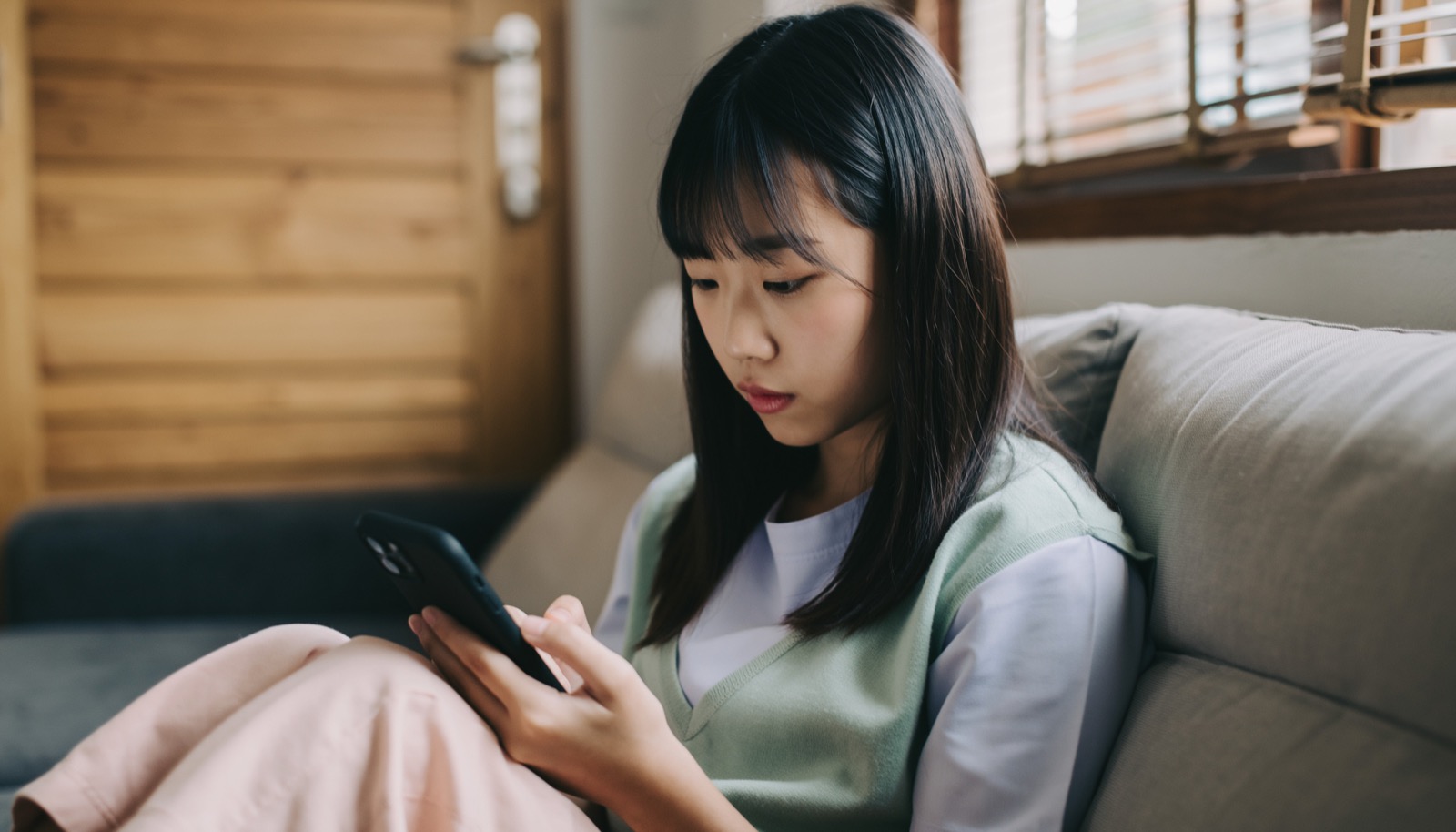 スマートフォンを見る子どものイメージ