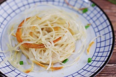 Dầu ăn giúp những sợi bột làm bánh rế khi chiên dễ bị tách rời ra, trong đẹp mắt hơn nhé. Nếu muốn tìm một món ăn ngon để đổi mới khẩu vị cho bữa sáng thì còn chần chờ gì mà không triển ngay cách làm bánh rế chiên đơn giản này nào. Nguyên liệu rẻ tiền, rất phù hợp với mục đích tiết kiệm chi tiêu cho cả nhà đấy.
