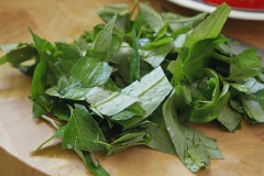 Thịt bò rửa sạch, cắt miếng mỏng, ướp với tiêu, nước tương, muối khoảng 10 phút. Hành tím bóc vỏ, cắt mỏng còn lá lốt rửa sạch, cắt nhỏ.