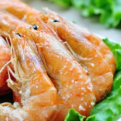 Cuối cùng cách làm tôm nướng muối đã chín, bạn tắt lò và lấy tôm ra dĩa. Thưởng thức tôm ngay khi đang nóng để món tôm ngon và hấp dẫn hơn nhé! Không cần tốn nhiều thời gian chuẩn bị cho khâu tẩm ướp rườm rà, đôi khi những gì đơn giản lại đem đến hiệu quả không ngờ! Tất cả những gì bạn cần đó là chuẩn bị một rổ tôm thật tươi ngon là món tôm nướng muối với cách làm không thể đơn giản hơn đã thành công một nửa rồi đấy! Thành phẩm đạt được là món tôm thanh ngọt, tươi ngon và xen lẫn chút muối mặn đậm đà hấp dẫn.