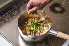 Cho đậu ve và shirataki vào nồi, nấu sơ qua và hoàn thành.