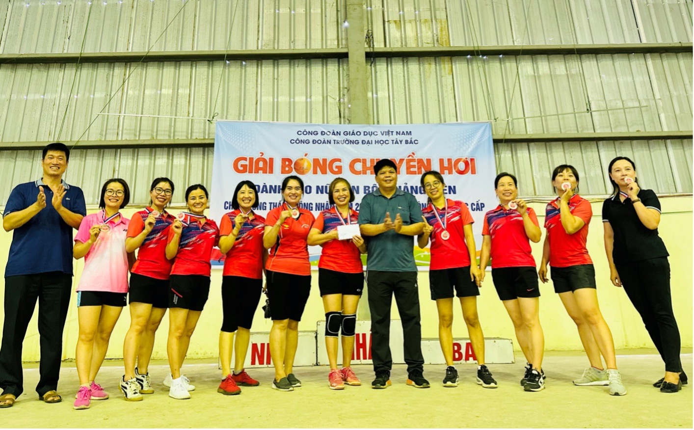 Công đoàn Trường Đại học Tây Bắc tổ chức thành công giải bóng chuyền hơi dành cho nữ công đoàn viên chào mừng Tháng Công nhân năm 2023 và đại hội công đoàn các cấp